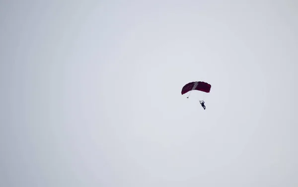 Silhouette Parachute Stunt Unfocused Blurry While Gliding Air — Stock Photo, Image