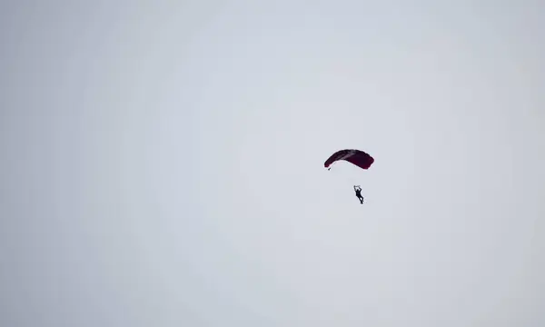 Silhouette Parachute Stunt Unfocused Blurry While Gliding Air — Foto de Stock