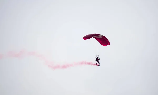 Silhouette Parachute Stunt Unfocused Blurry While Gliding Air Red Smoke — Stockfoto