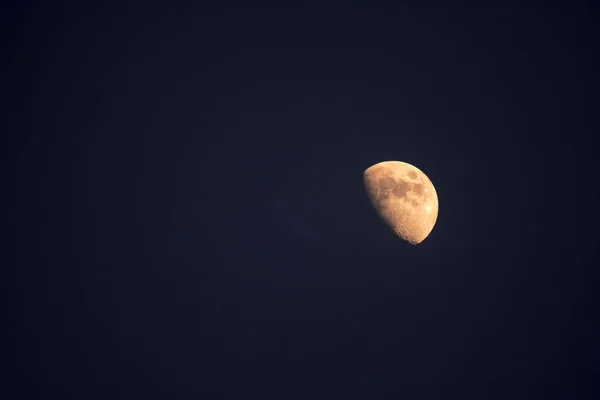 Місяць Фоні Темного Неба — стокове фото