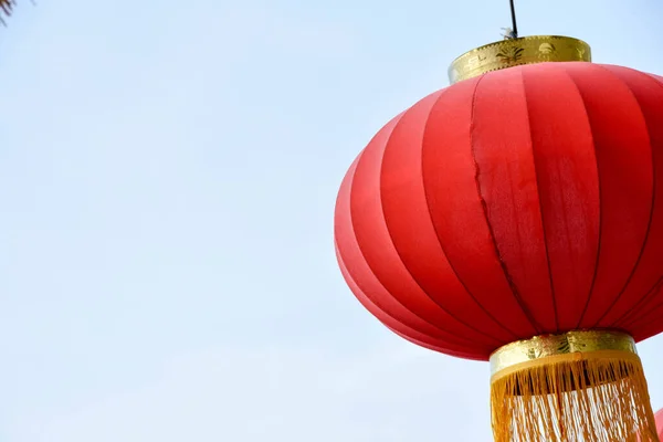 Lampu Merah Cina Yang Berwarna Warni Saat Digantung Dalam Persiapan — Stok Foto