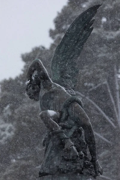 Bronze Sculpture Fallen Angel Fountain Snowy Day Madrid — Stock Photo, Image