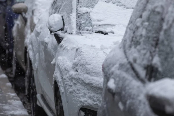 雪で覆われたマドリッド通りに駐車された車 — ストック写真
