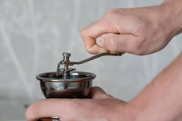 コーヒー豆を人の手で粉砕する機械 — ストック写真