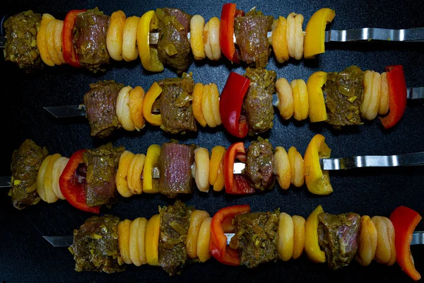 南非羊肉片 上有甜椒和杏仁 — 图库照片