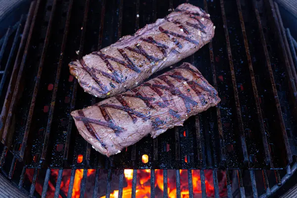 Zvěřinový Steak Grilu Ohněm Pod Ním — Stock fotografie