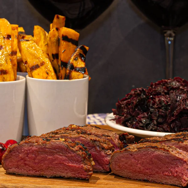 Marinovaný Zvěřinový Steak Červeným Zelím Sladkými Bramborovými Krby Grilu — Stock fotografie