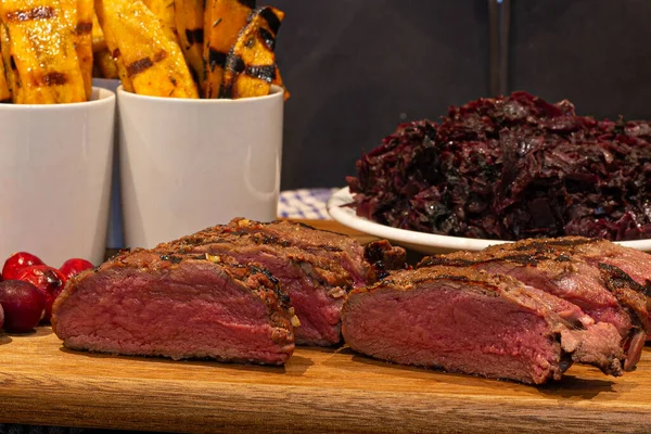 Marinovaný Zvěřinový Steak Červeným Zelím Sladkými Bramborovými Krby Grilu — Stock fotografie