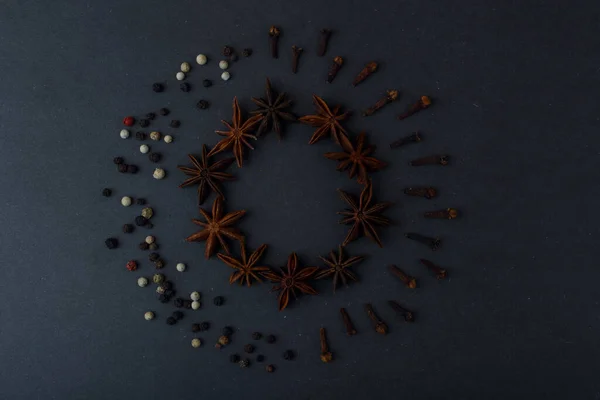 Anason Yıldızlarından Biberden Koyu Siyah Masadaki Kuru Karanfillerden Oluşan Bir — Stok fotoğraf