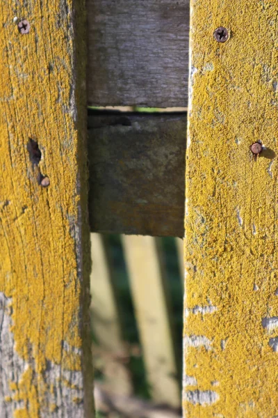 木製の手すりと古いフェンス — ストック写真