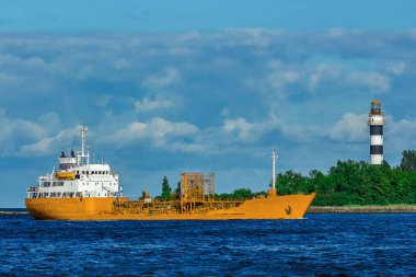 Denizde sarı tanker gemisi