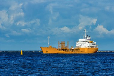 Denizde sarı tanker gemisi