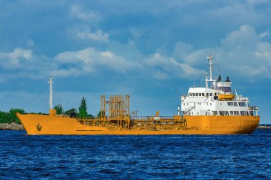 Denizde sarı tanker gemisi