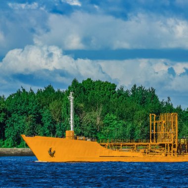 Denizde sarı tanker gemisi