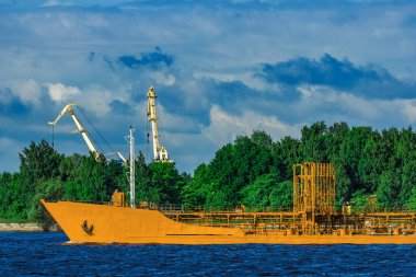 Denizde sarı tanker gemisi