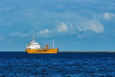Denizde sarı tanker gemisi