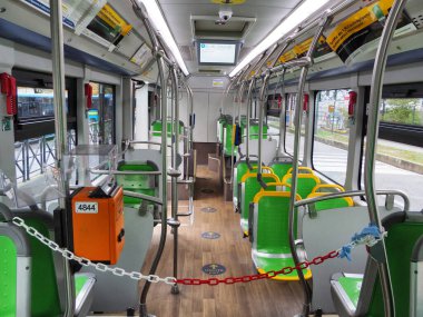 Terk edilmiş kamu otobüsü Torino 'nun iç manzarası 26 Ekim 2020