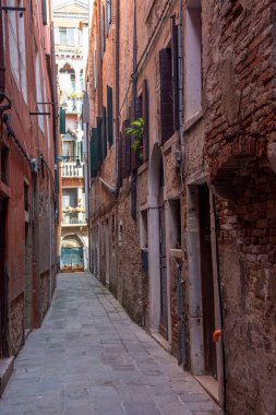 Venedik şehrinin keşfi ve küçük kanalları ve romantik sokakları