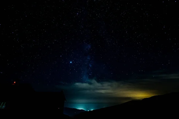Dağlarla Çevrili Yıldızlı Gökyüzü — Stok fotoğraf