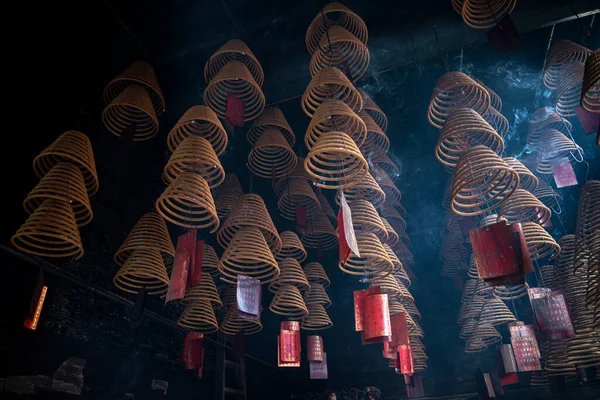 Традиционные Катушки Сжигания Благовоний Внутри Китайского Храма Макао — стоковое фото