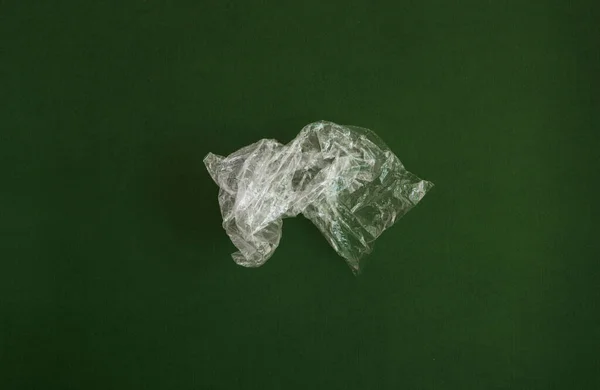 Смятый Полиэтиленовый Пакет Зеленом Фоне Загрязнение Планеты Чистый Пластиковый Пакет — стоковое фото