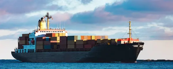 Siyah Kargo Gemisi Arkaplan Görüntüsü — Stok fotoğraf