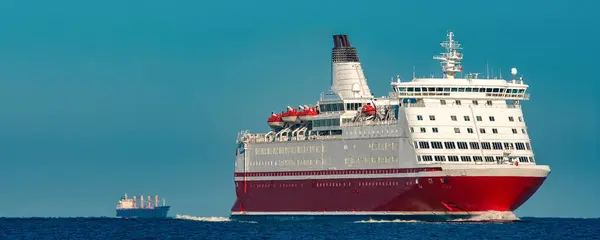 Kırmızı Yolcu Gemisi Arkaplan Görüntüsü — Stok fotoğraf