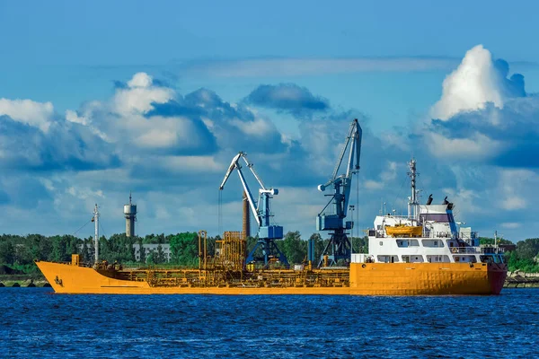 イエロータンカー船の背景ビュー — ストック写真