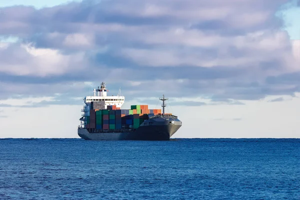 Grijze Container Schip Achtergrond Bekijken — Stockfoto