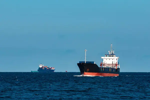 黒い貨物船の背景ビュー — ストック写真