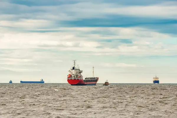 赤い貨物船の背景ビュー — ストック写真