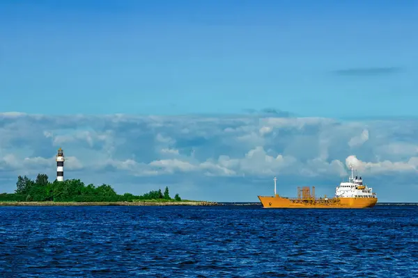 Żółty Zbiornikowiec Widok Tła — Zdjęcie stockowe