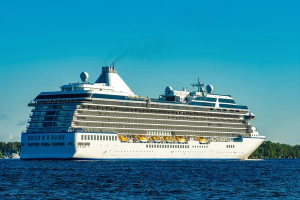 Witte Cruiseschip Industriële Schot — Stockfoto
