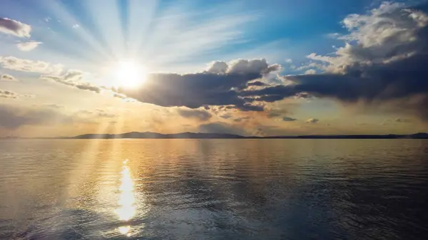 Gün Batımında Güneşli Deniz Manzarası Denize Yansıyor — Stok fotoğraf