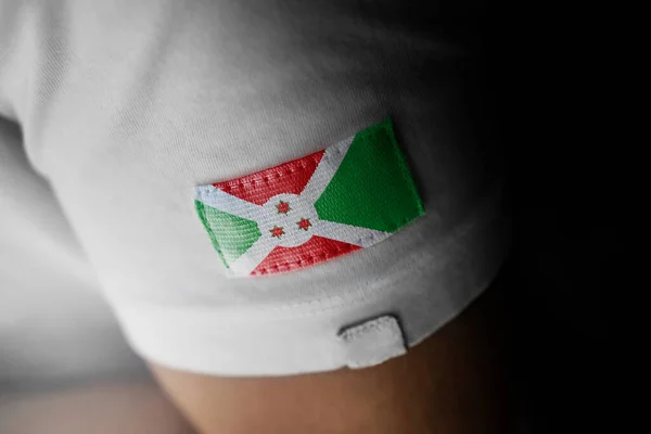 Пластырь Государственного Флага Бурунди Белой Футболке — стоковое фото