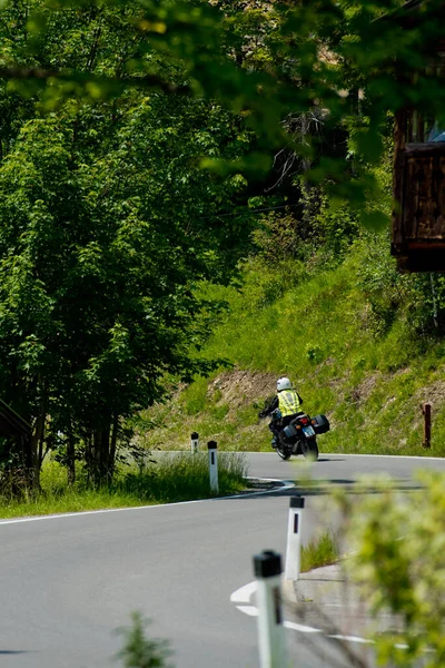 Lago Plansee Austria Junio 2017 Motociclista Recorre Camino Largo Del —  Fotos de Stock