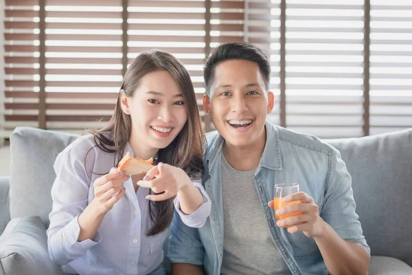 Aziatisch Paar Liefhebbers Genieten Van Entertainment Internet Streaming Smart Televisie — Stockfoto