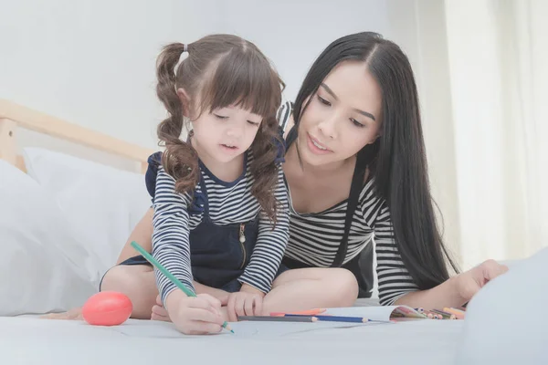 Familia Feliz Dormitorio Madre Asiática Enseñando Hija Aprender Para Preescolar — Foto de Stock