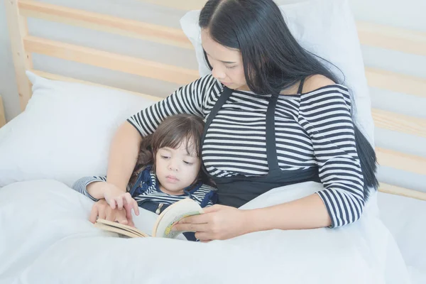 Feliz Familia Cariñosa Bonita Madre Joven Leyendo Libro Cuentos Hora — Foto de Stock