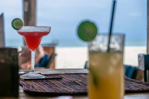 Plaj Barında Iki Kokteyl Arka Planda Plaj Okyanus Zanzibar — Stok fotoğraf