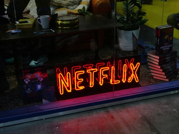 Netflixマルチメディア会社のライトサイン — ストック写真