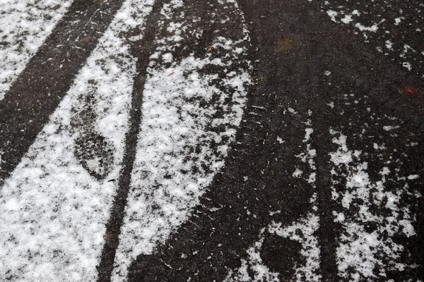 Pistas Sucias Nieve Sobre Asfalto Pequeño Camino Alemán —  Fotos de Stock