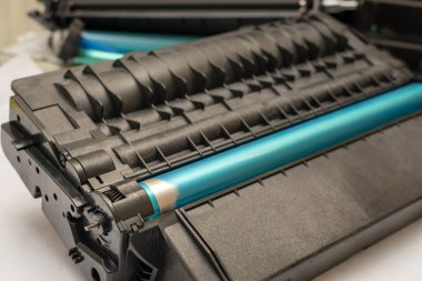 Yıpranmış fotoreseptör lazer yazıcı kartuşu servis merkezi masasında duruyor.