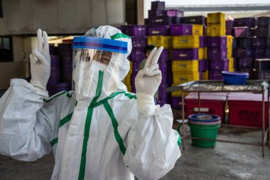 PPE paketleri taşıyan sağlık görevlileri