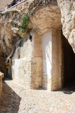 Sassi di Matera (Sasso Caveoso ve Sasso Barisano) İtalya 'nın Matera, Basilicata kentinin iki bölgesidir ve Paleolitik dönemden beri yaşayan antik mağara evleri ile ünlüdür..