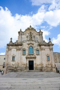 Sassi di Matera (Sasso Caveoso ve Sasso Barisano) İtalya 'nın Matera, Basilicata kentinin iki bölgesidir ve Paleolitik dönemden beri yaşayan antik mağara evleri ile ünlüdür..