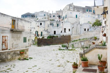 Sassi di Matera (Sasso Caveoso ve Sasso Barisano) İtalya 'nın Matera, Basilicata kentinin iki bölgesidir ve Paleolitik dönemden beri yaşayan antik mağara evleri ile ünlüdür..