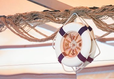 Binanın duvarında bir cankurtaran halatı şeklinde saat..