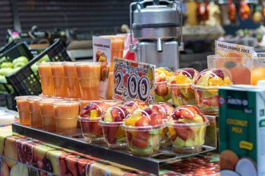 2021 kışında Sant Josep La Boqueria pazarında taze meyve suyu. Barcelona 'da 19. yüzyılda.