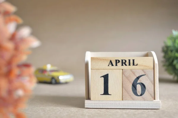 Drewniany Kalendarz Miesiącem Kwiecień Koncepcja Planowania — Zdjęcie stockowe